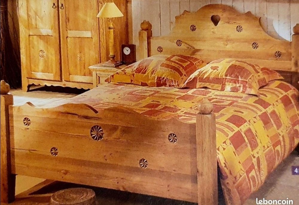 LIT SCULPTER EN PIN MASSIF ET BALDAQUIN Meubles