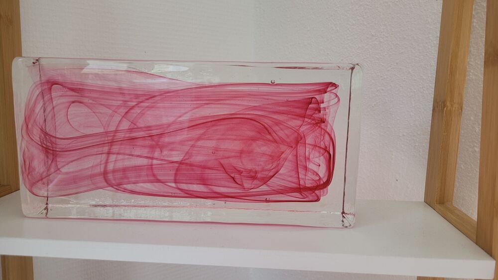Brique de verre originale avec filet rouge int&eacute;rieur. Bricolage