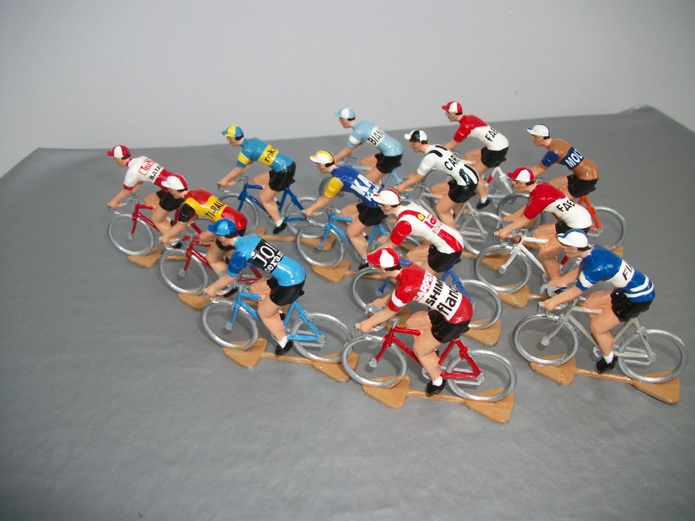 Cyclistes miniatures. Figurine. Diorama. Jouets. Collection 