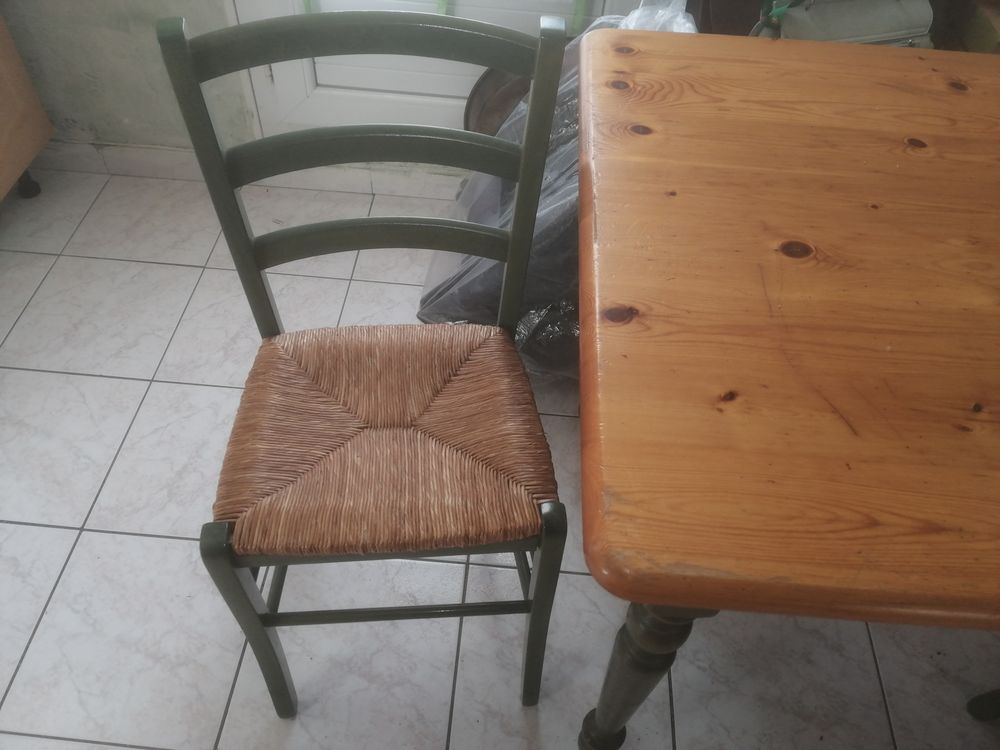 1 table avec les 4 chaises Meubles