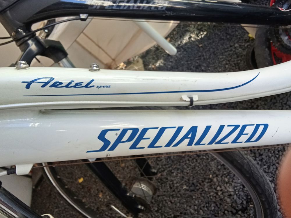 2 VTT Specialized avec porte v&eacute;lo vitre arri&egrave;re Vélos