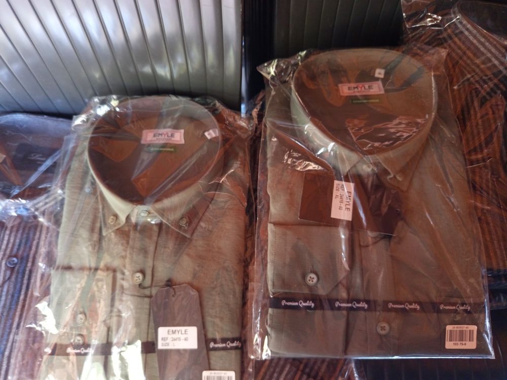 UN LOT DE VETEMENT NEUF 
Vêtements