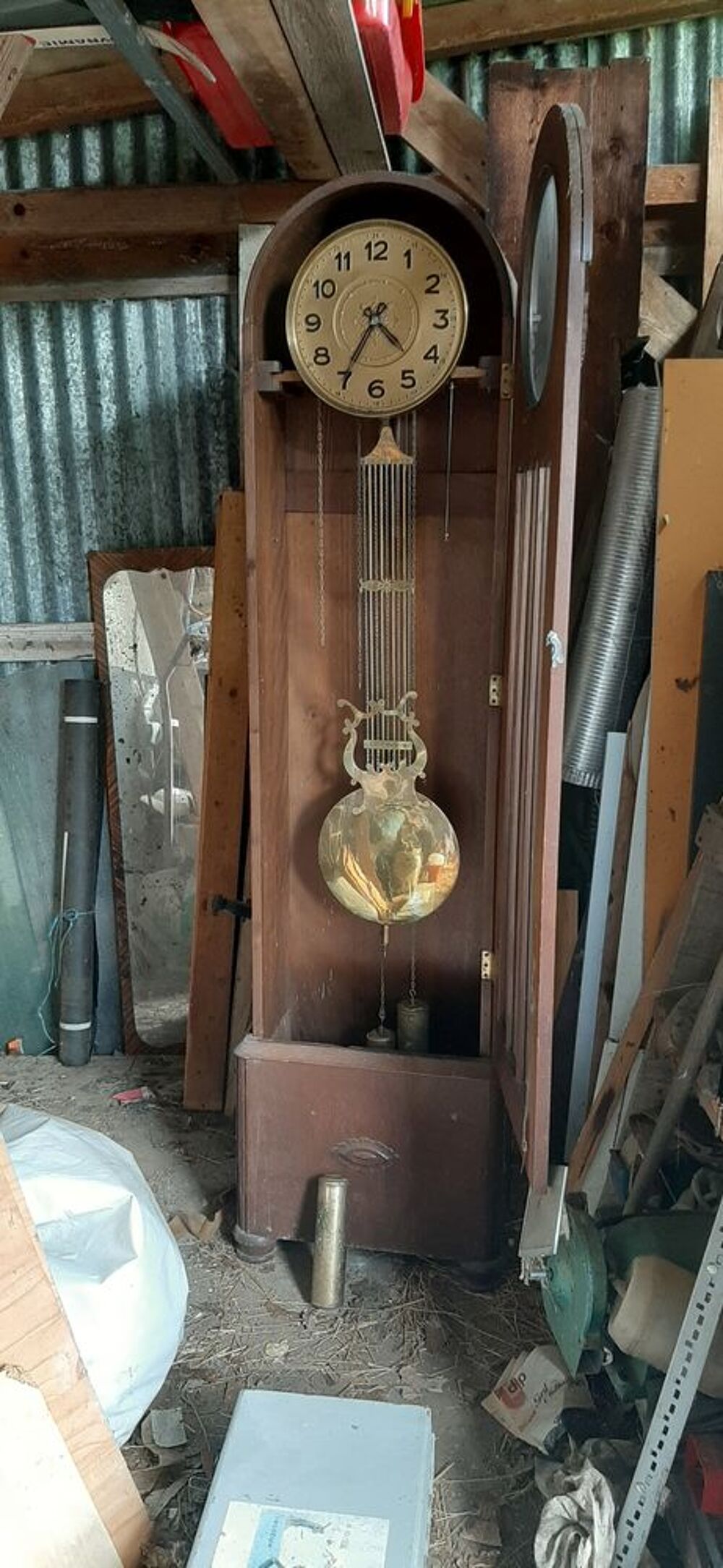 Pendule &agrave; balancier et poids en cuivre 