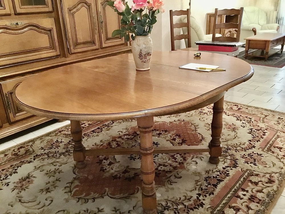 bahut en ch&ecirc;ne massif et table assortie Meubles
