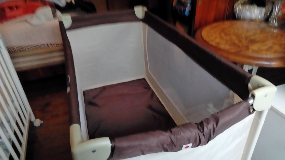 Lit en bois blanc et avec tour de lit Pu�riculture