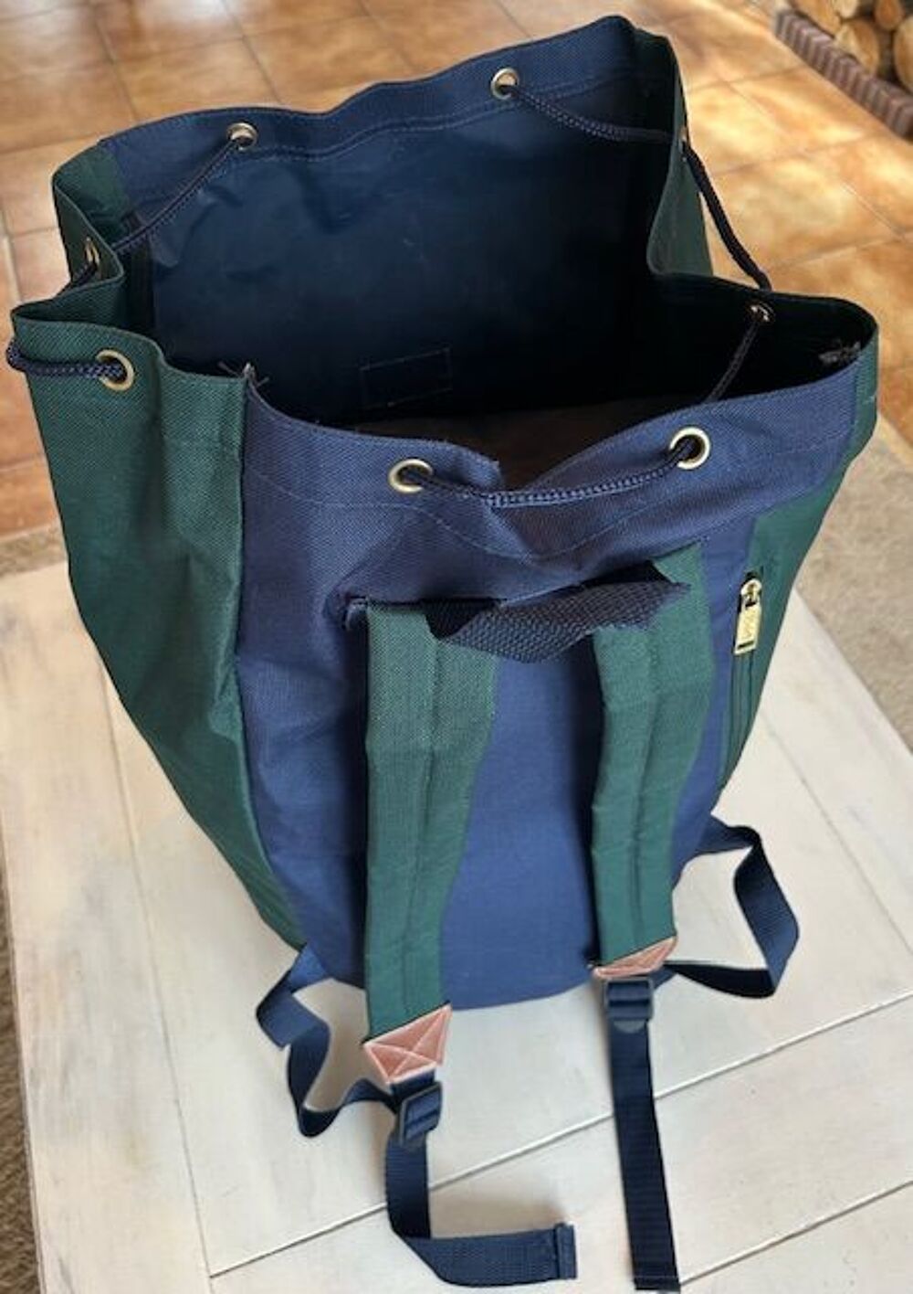beau petit SAC a DOS ( neuf / jamais servi )
Sports