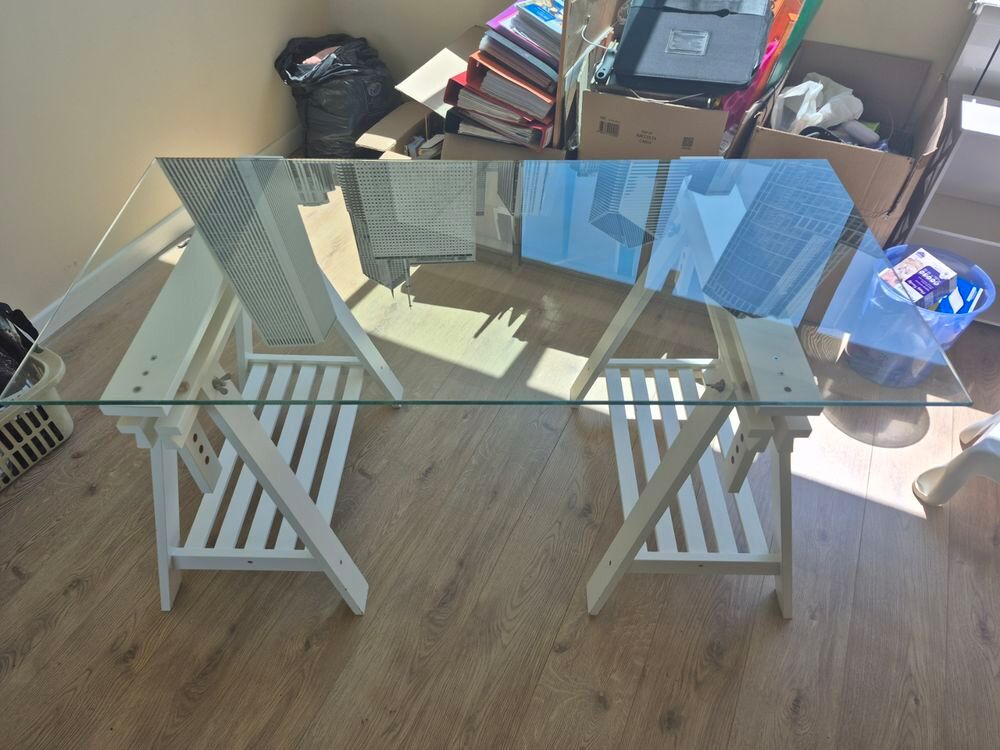ce bureau en verre avec structure en &eacute;triers blancs Meubles