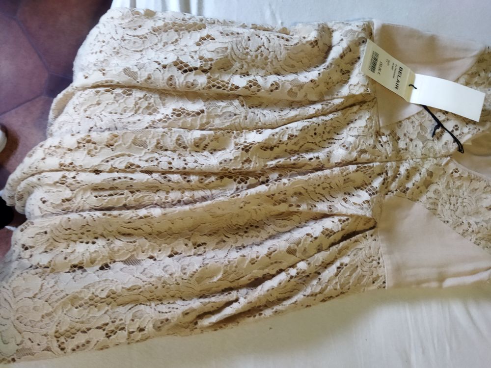 Robe neuf dentelle taille 1 Vêtements