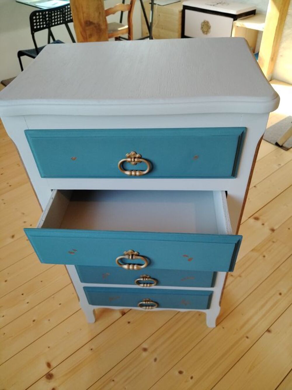 Chiffonnier vintage 5 tiroirs relook&eacute; &agrave; la peinture Lib&eacute;ron Meubles