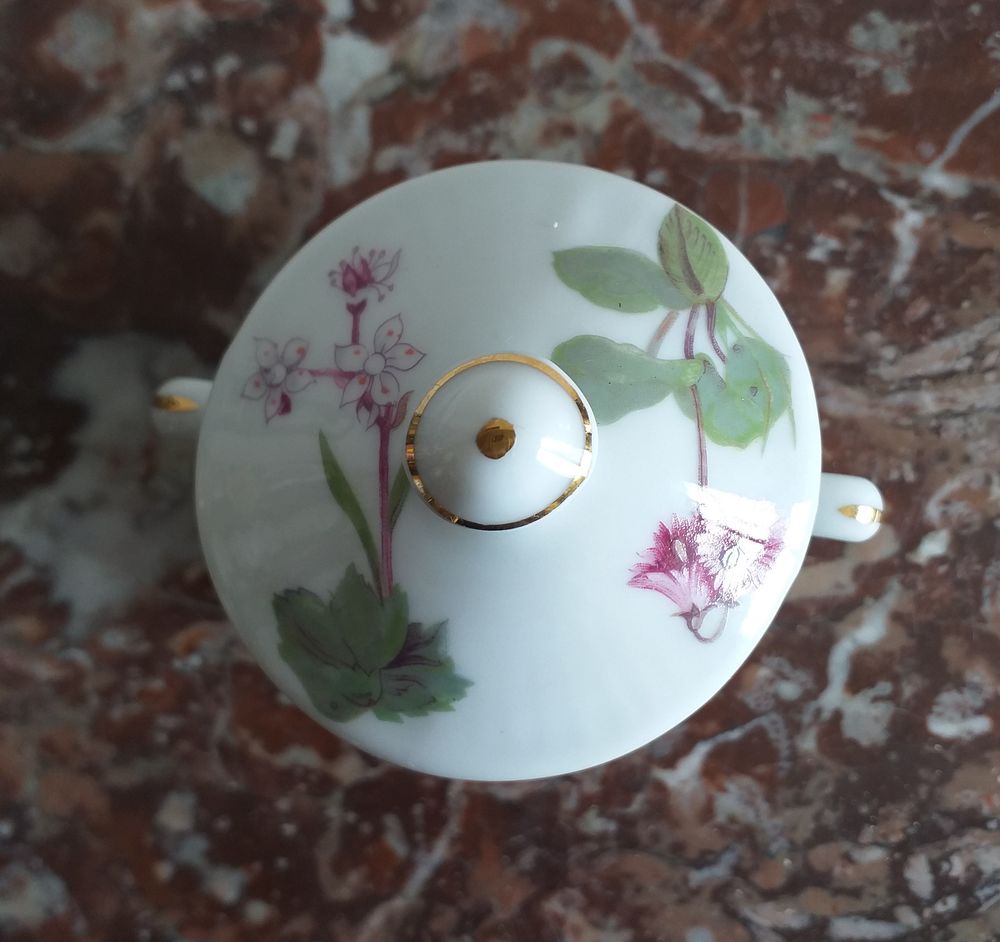 Petit pot couvert avec anses, haute porcelaine du Berry L lourioux Décoration