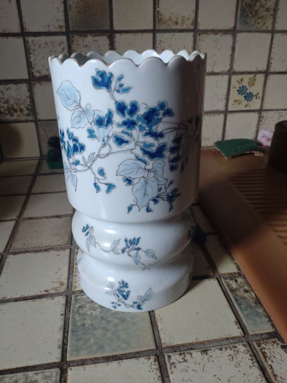 Vase en porcelaine de Limoges Fond blanc d&eacute;cor floral bleu Décoration