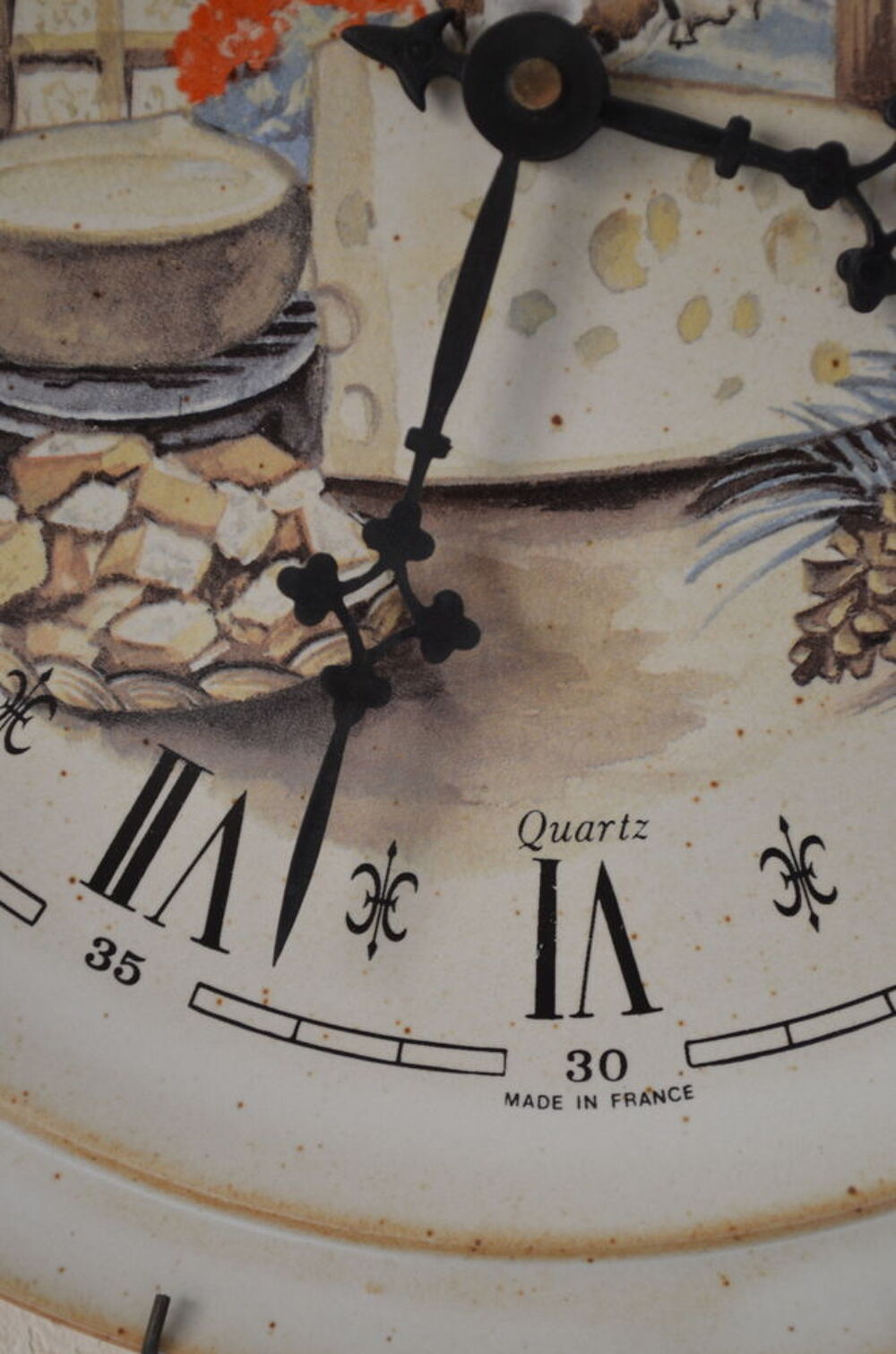 Horloge murale, assiette en gr&egrave;s, d&eacute;cor fondue savoyarde Décoration