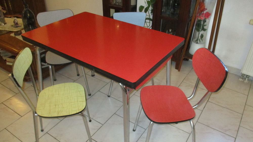  tables et chaises en formica Meubles