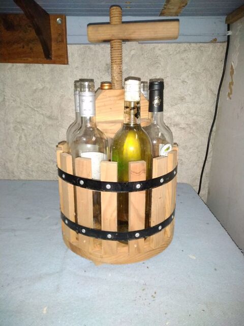 Pr�sentoir a bouteilles (forme de pressoir a raisin ) 15 La Fare-les-Oliviers (13)