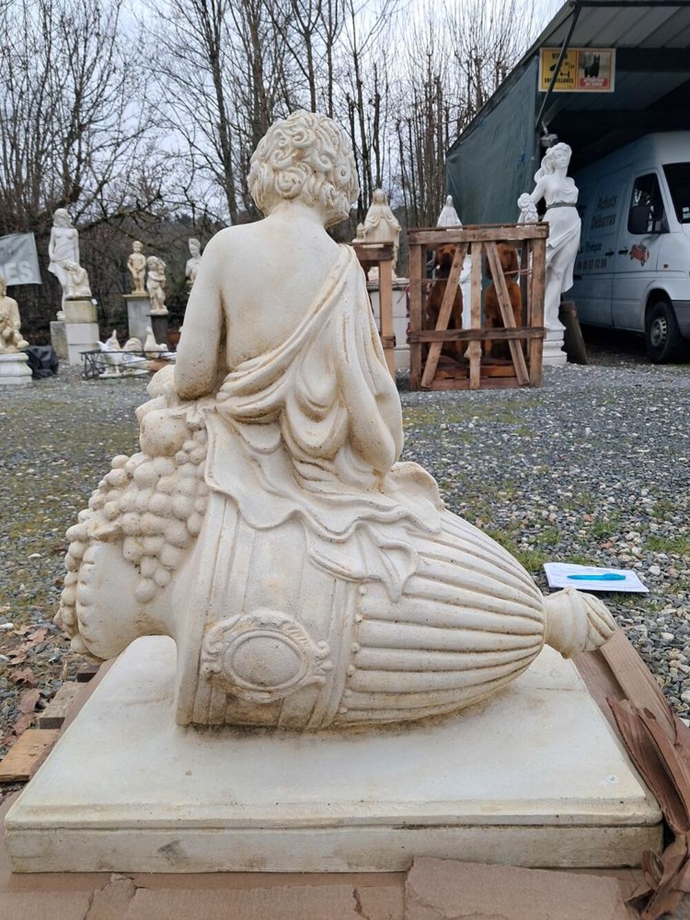 Statue enfant sur coupe, en pierre reconstitu&eacute;e Décoration