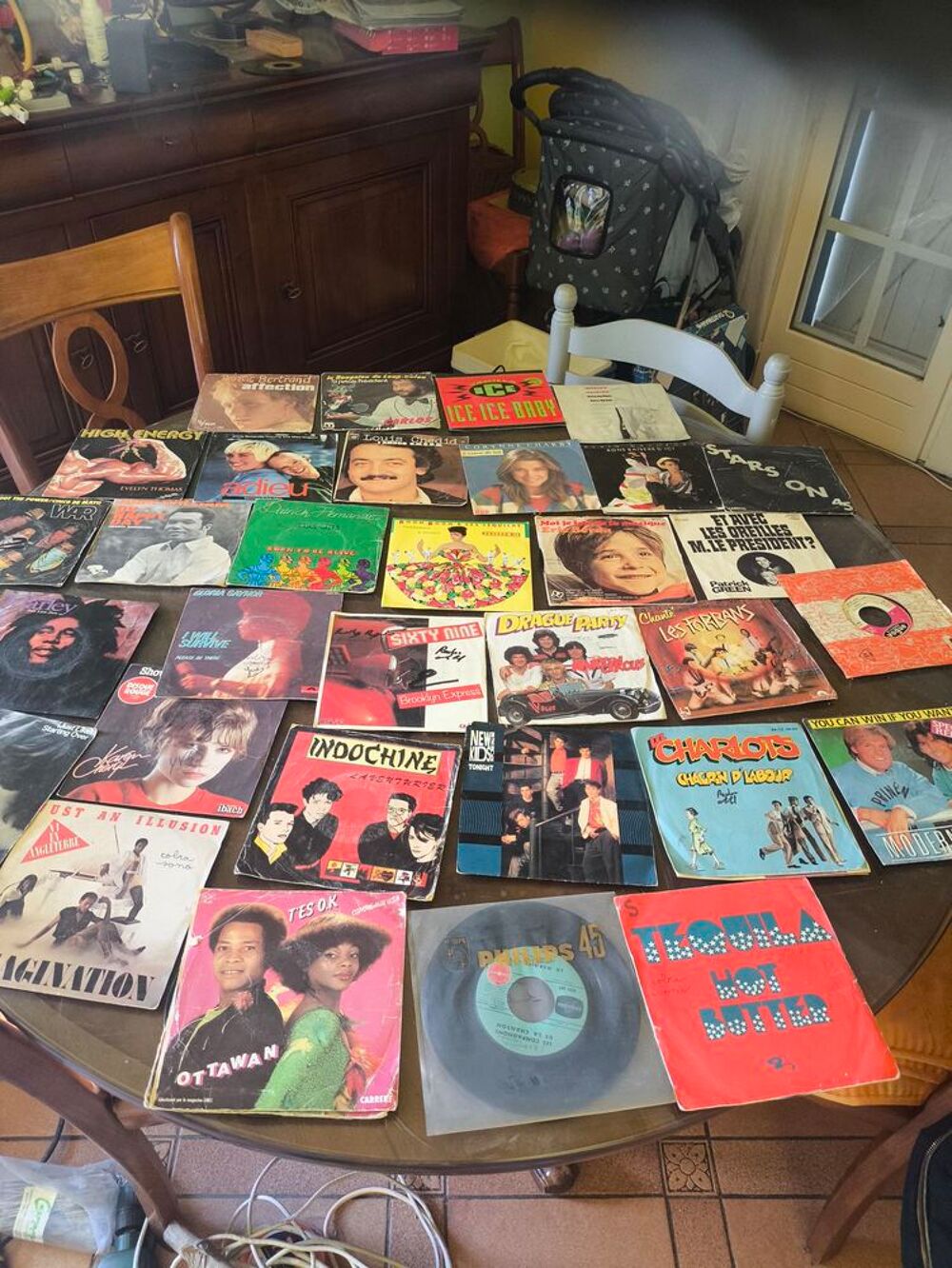 nombreux vinyle 45 et 33 tours CD et vinyles