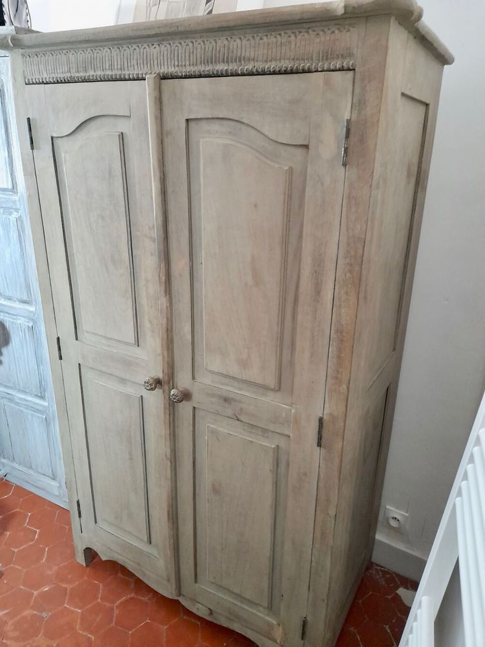 Petite armoire en bois massif, sculpt&eacute;e en partie haute Meubles