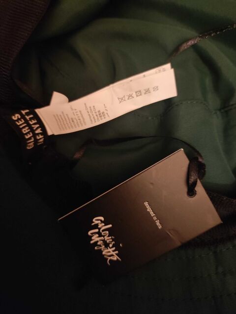 Chapeau vert foncé neuf Galeries Lafayette 55 Verneuil-sur-Seine (78)