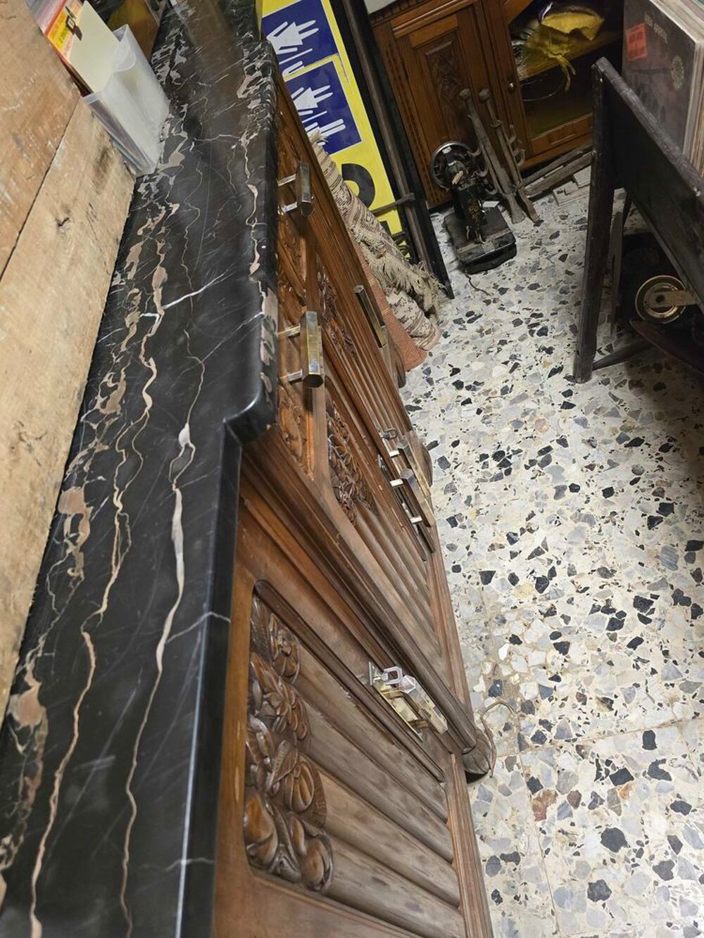 buffet art deco avec dessus marbre noir avec veine clair Meubles