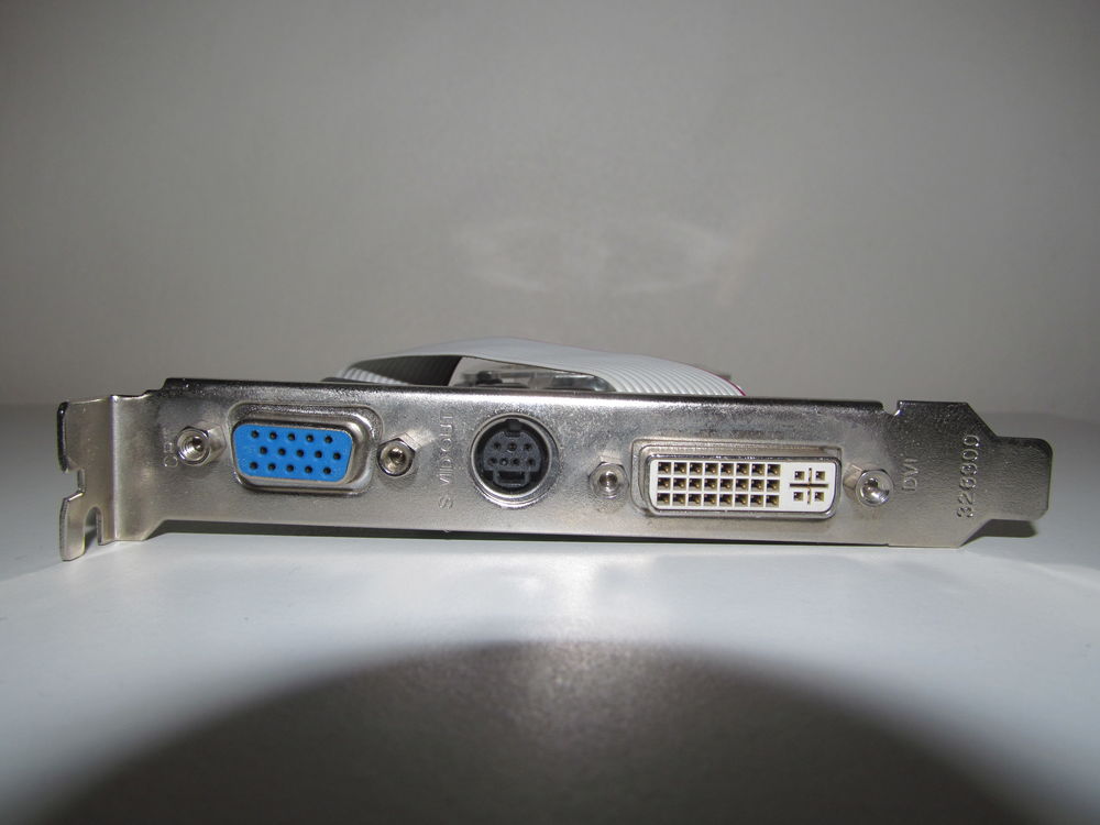 Carte graphique NVIDIA GeForce 7500 LE ? 128 Mo PCI-Express Matériel informatique