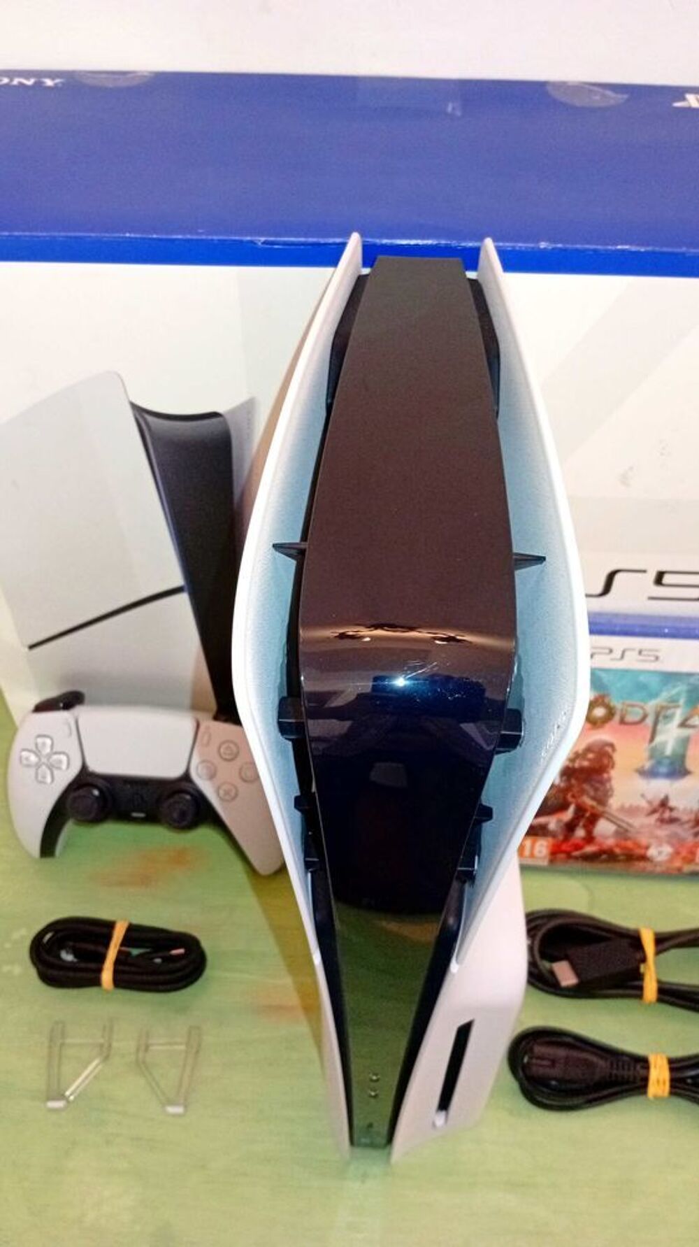 PS5 Slim Version CD Etat NEUF + 1 Jeu Consoles et jeux vidéos