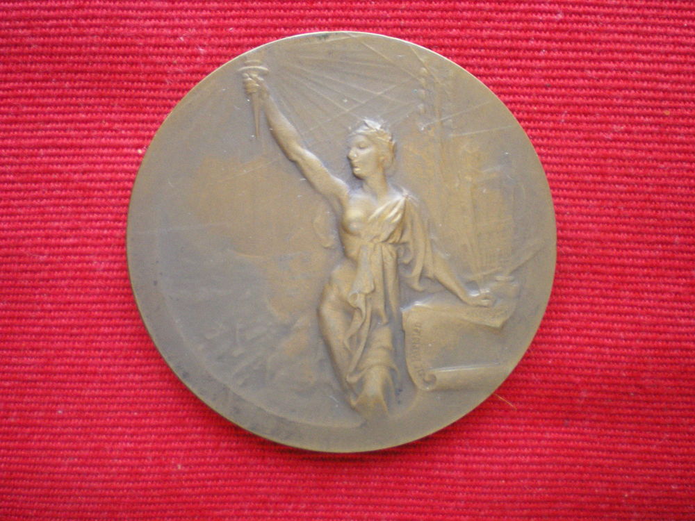 M&eacute;daille - Offerte par le Petit Parisien. 