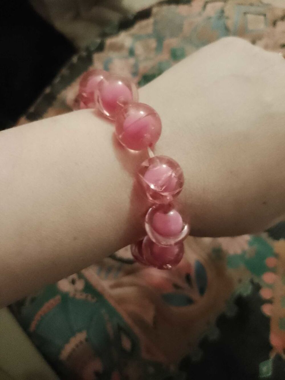 bracelet &eacute;lastique en perles de plastique roses enfants. Bijoux et montres