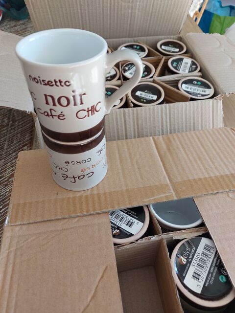 Lot 12 tasses à Café, état neuf, capacité 13cl 15 Pérouges (01)