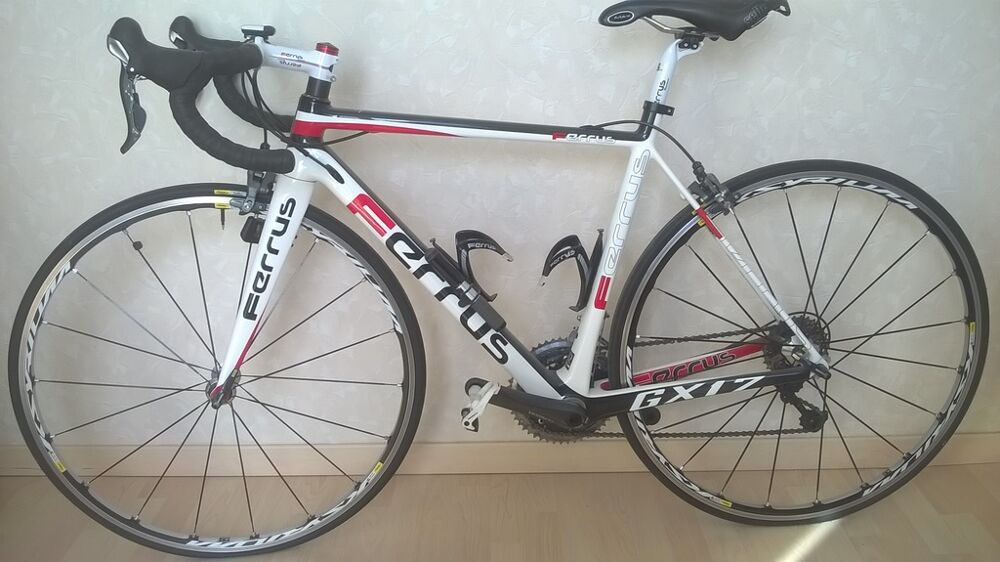 V&eacute;lo de route Ferrus blanc/noir taille 52 cadre carbone
Vélos