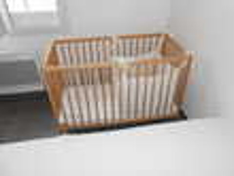 Lit b&eacute;b&eacute; avec matelas ,tour de lit rembour&eacute;. Mobilier enfants