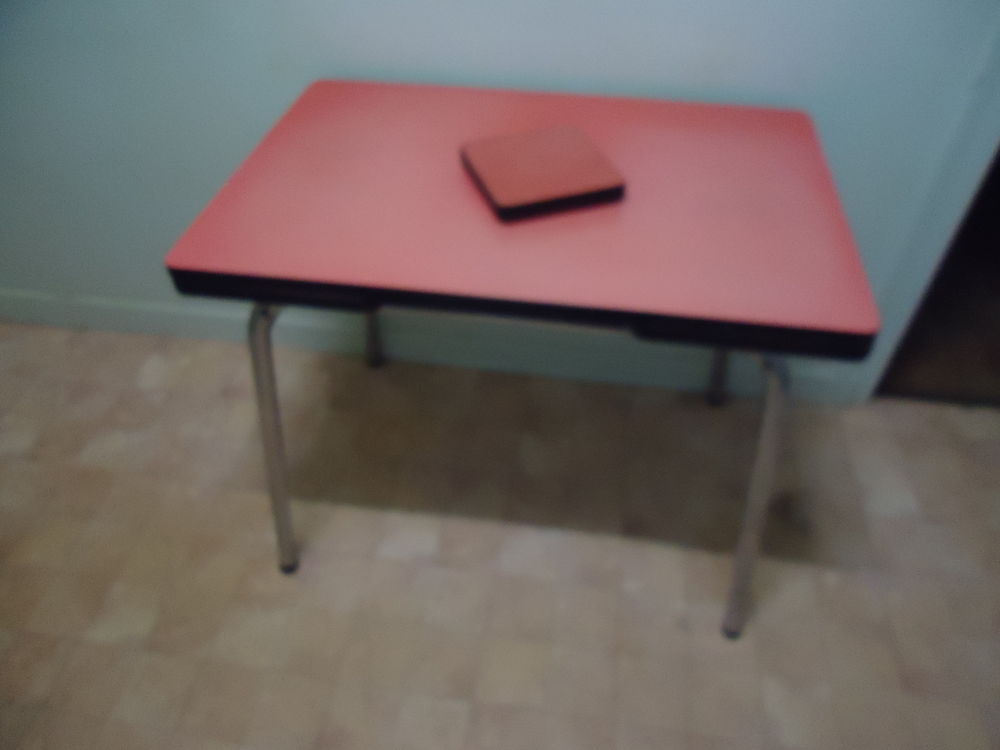 Table en formica avec deux chaises Meubles