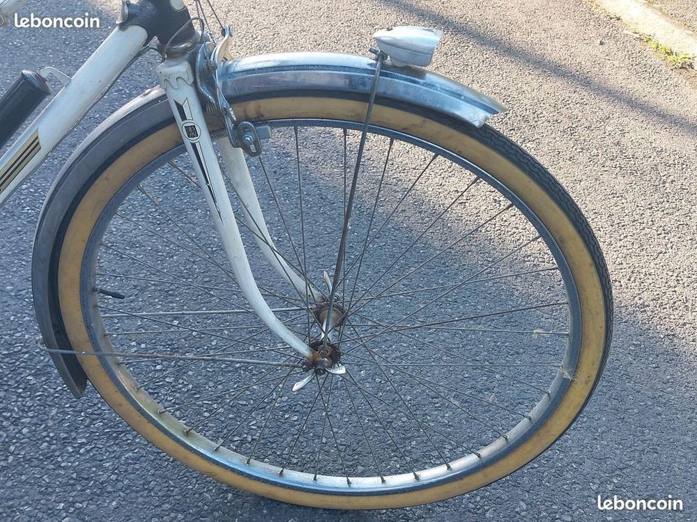 V&eacute;ritable v&eacute;lo de ville "vintage " PEUGEOT ann&eacute;es 1980 Vélos