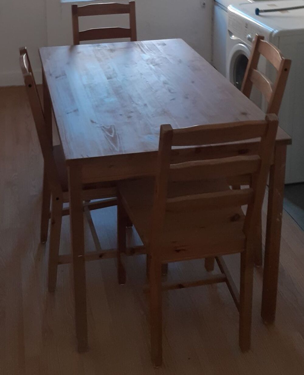 Table en ch&ecirc;ne massif avec 4 chaises Meubles