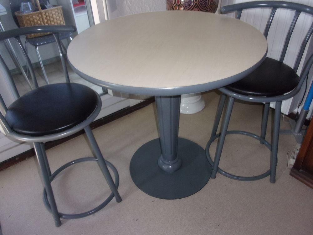 TABLE RONDE AVEC 2 CHAISES PIVOTANTE Meubles