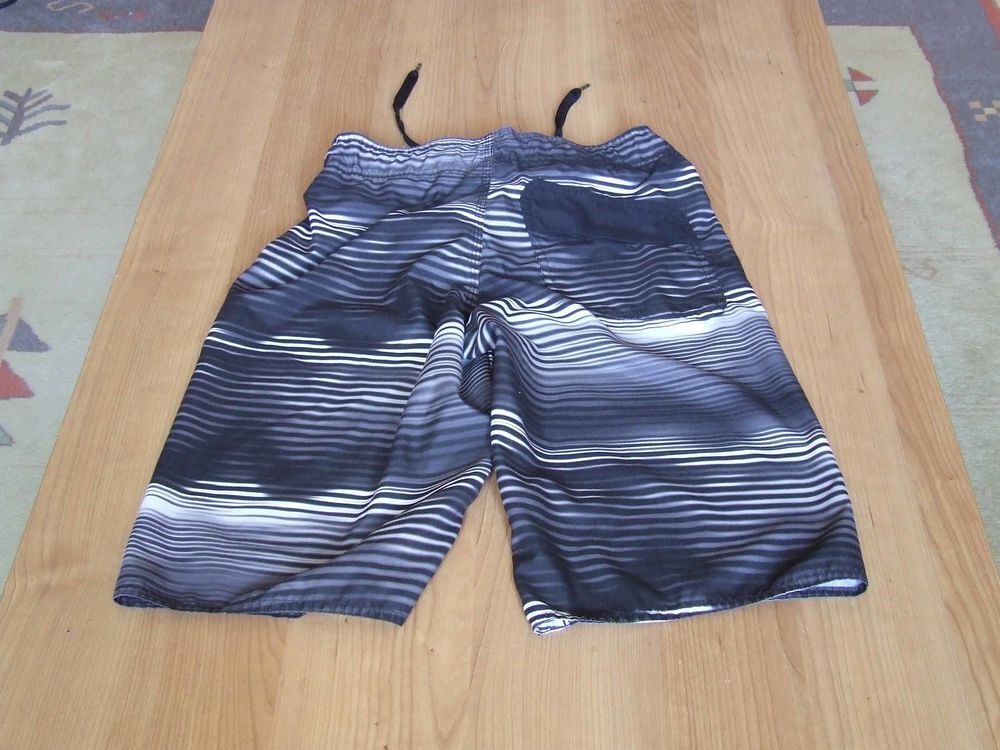 Boardshort long, TRIBORD, Ray&eacute; noir gris, T. 12&nbsp;ans, NEUF Vêtements enfants