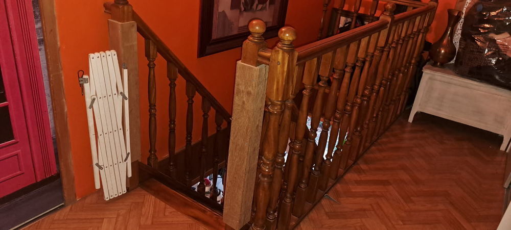 Escalier plus balustrade
Meubles