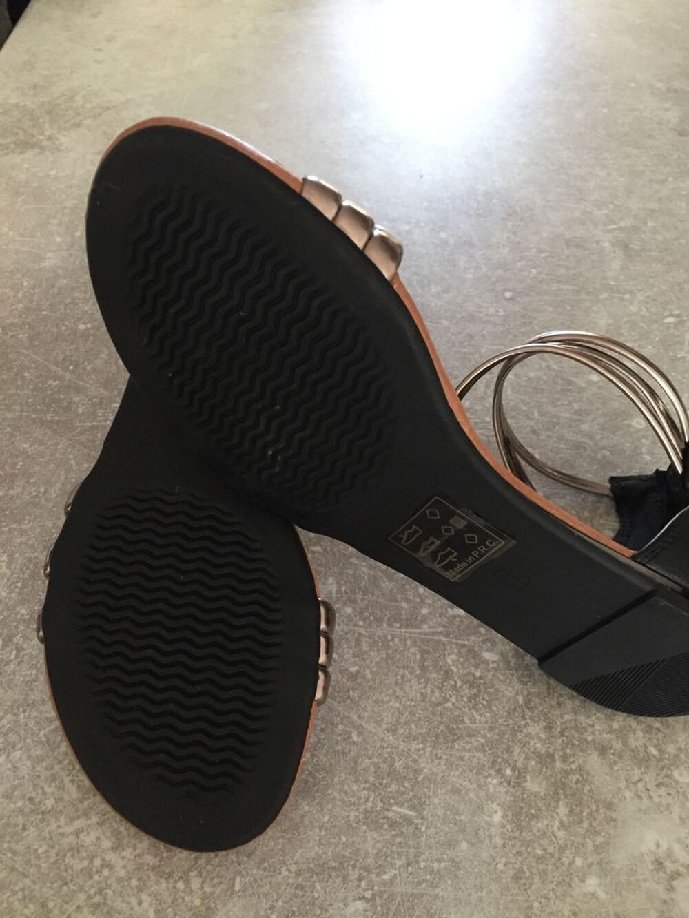 sandales &eacute;t&eacute; neuve
semelles en cuir et lani&egrave;res argent&eacute;es Chaussures
