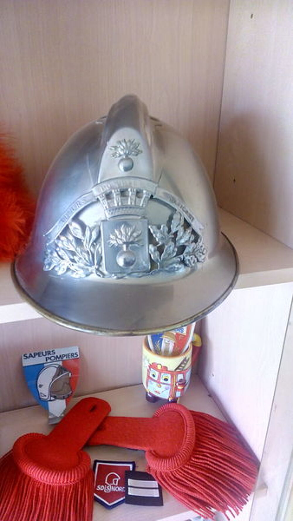 deux casques de sapeurs pompiers Décoration