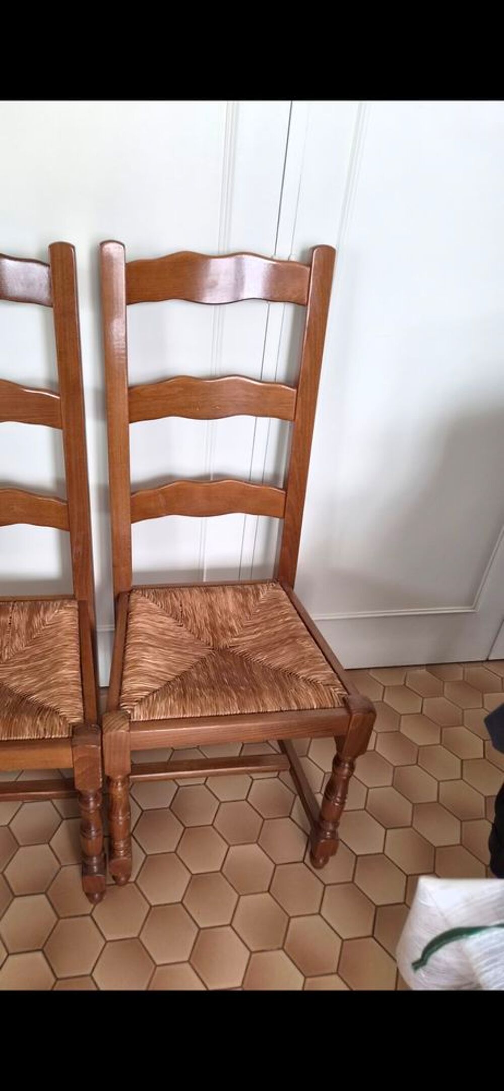 Table avec ralonge 
Et chaises. Meubles