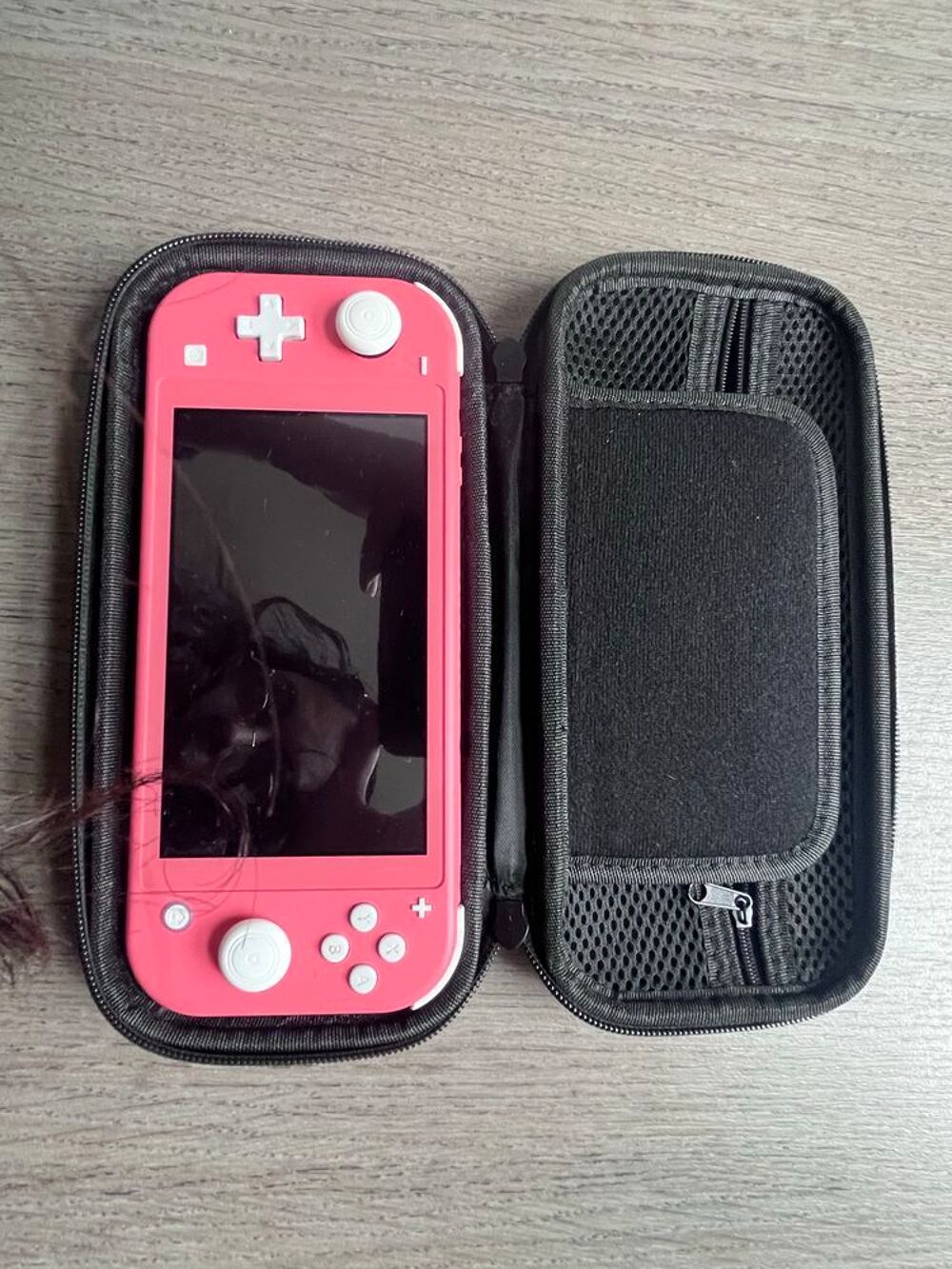 Nintendo Switch Lite �" Tr&egrave;s bon &eacute;tat + Etui + Chargeur + 3 jeux d&eacute;mat&eacute;rialis&eacute;s Consoles et jeux vid�os