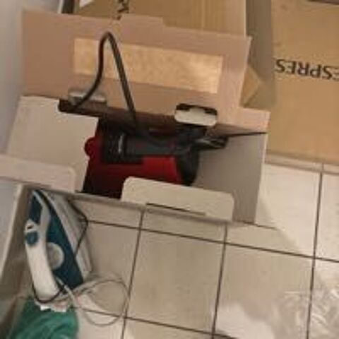 cafetire nespresso dans son emballage d'origine avec 100 capsules 100 Paris 15 (75)