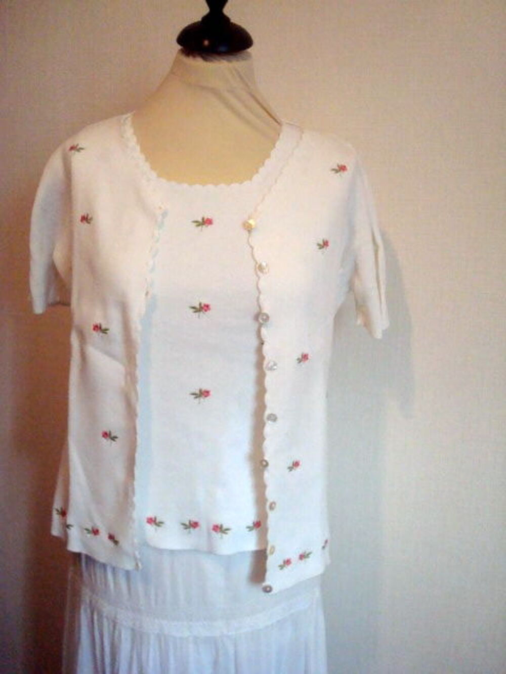 Ensemble blanc tricot (l&eacute;ger) petites fleurs"roses" rebrod&eacute;e Vêtements