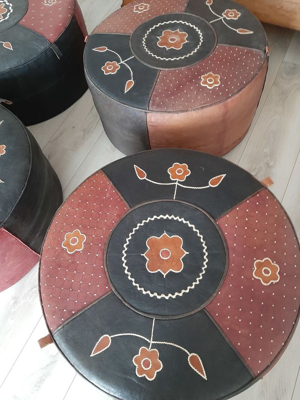POUFFES. EN CUIR. AVEC. MOTIF , VOIR PHOTO Meubles