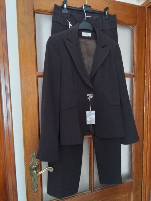 Très beau tailleur neuf veste et pantalon Louvres (95)