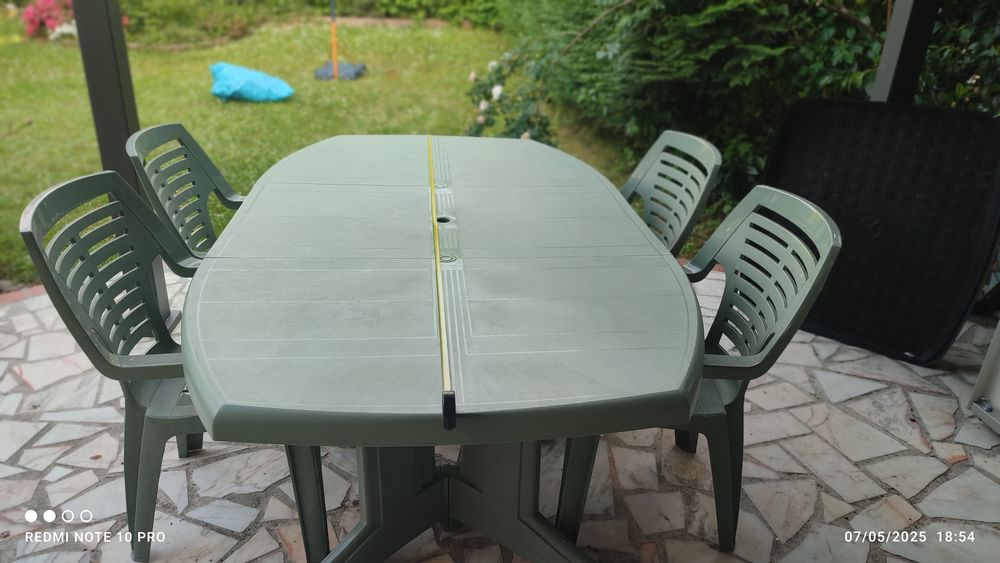 ENSEMBLE TABLE ET 4 CHAISES JARDINS DISPONIBLE Jardin