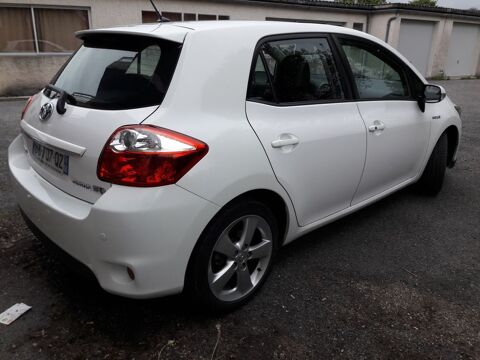 Toyota auris yoyota  hybrid 2011