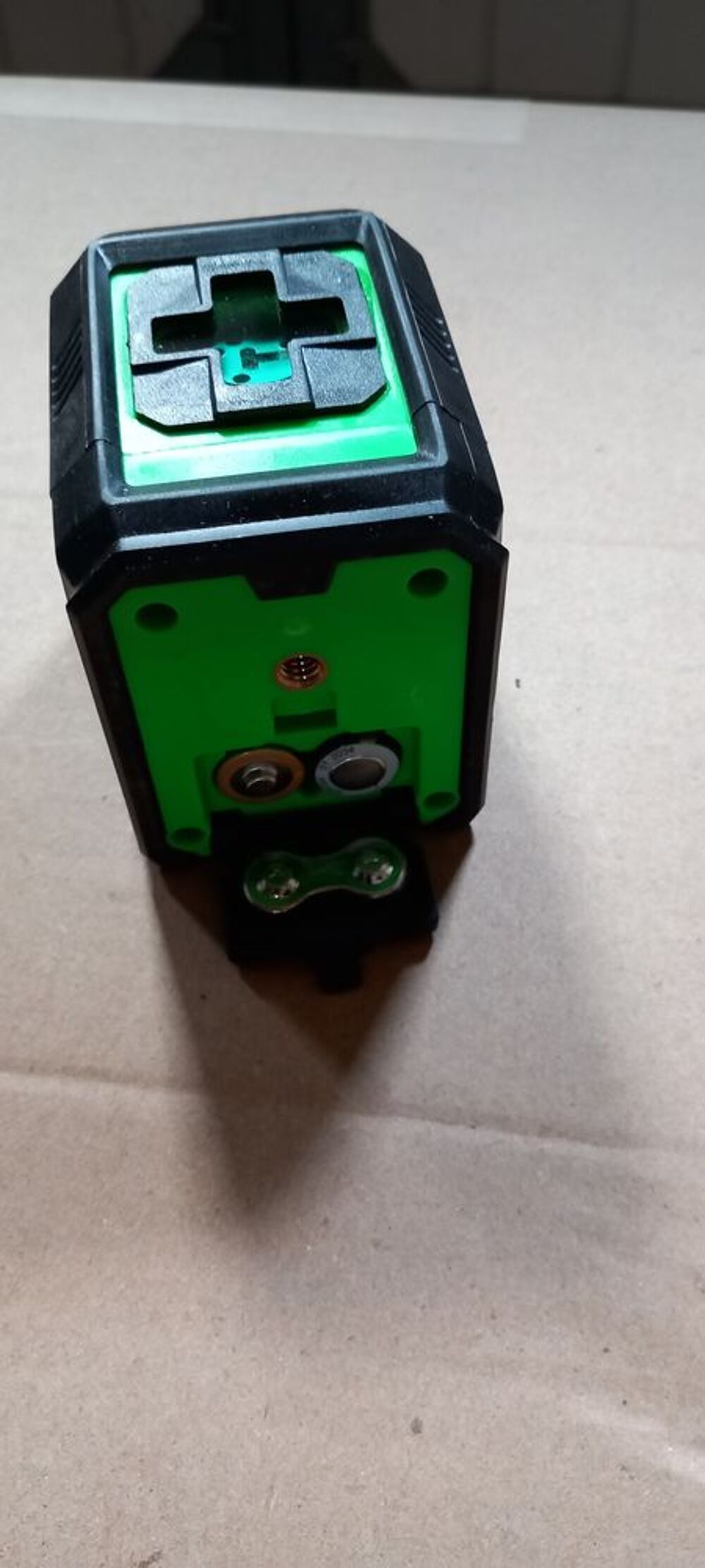 Niveau laser vert auto nivelant 2 lignes Bricolage
