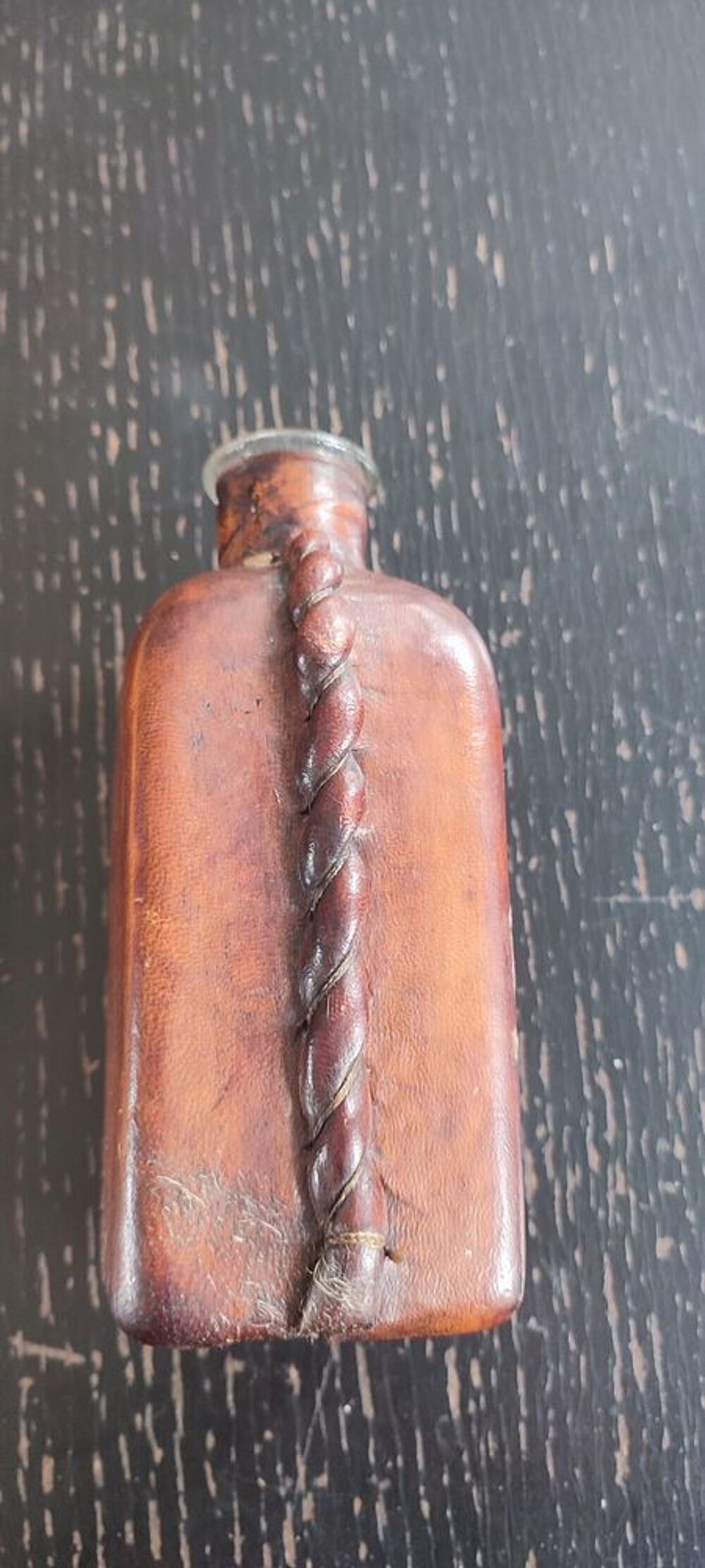 Carafe ancienne envelopp&eacute;e de cuir 