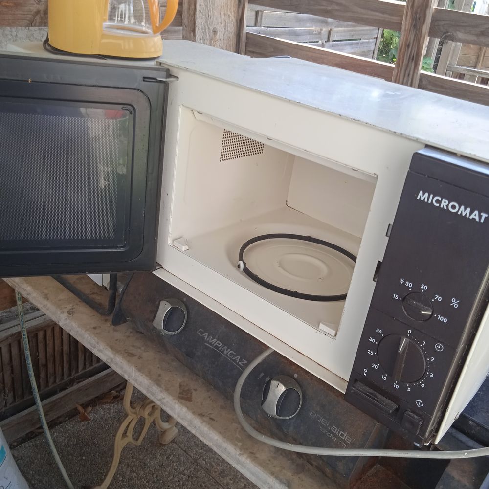 Four micro onde marque AEG ancien mais fonctionne tr&egrave;s bien Electroménager
