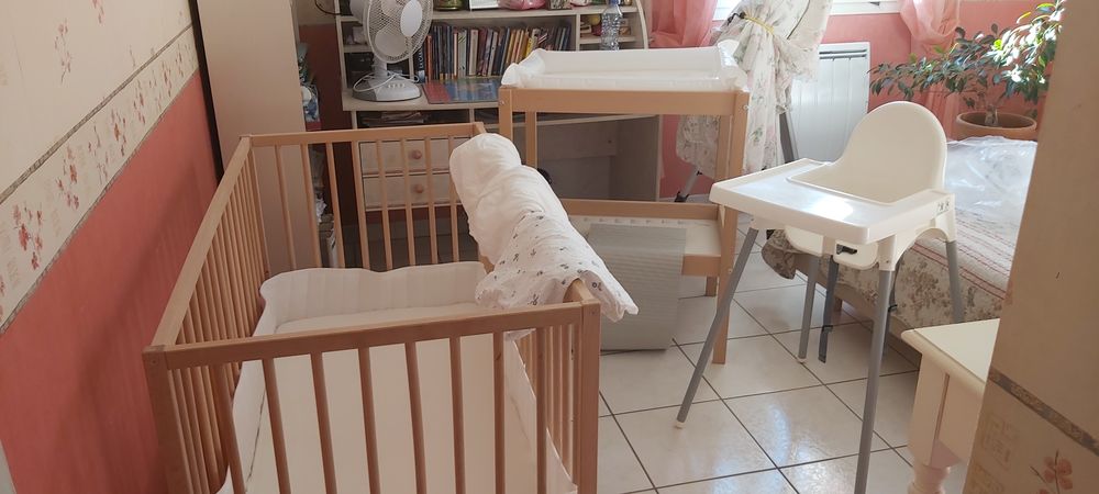 lit, chaise haute et table &agrave; langer pour b&eacute;b&eacute; neufs Puriculture